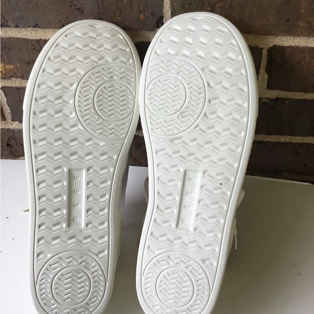 Reef Men's Lace-Up Sneaker in Off-White and Gray